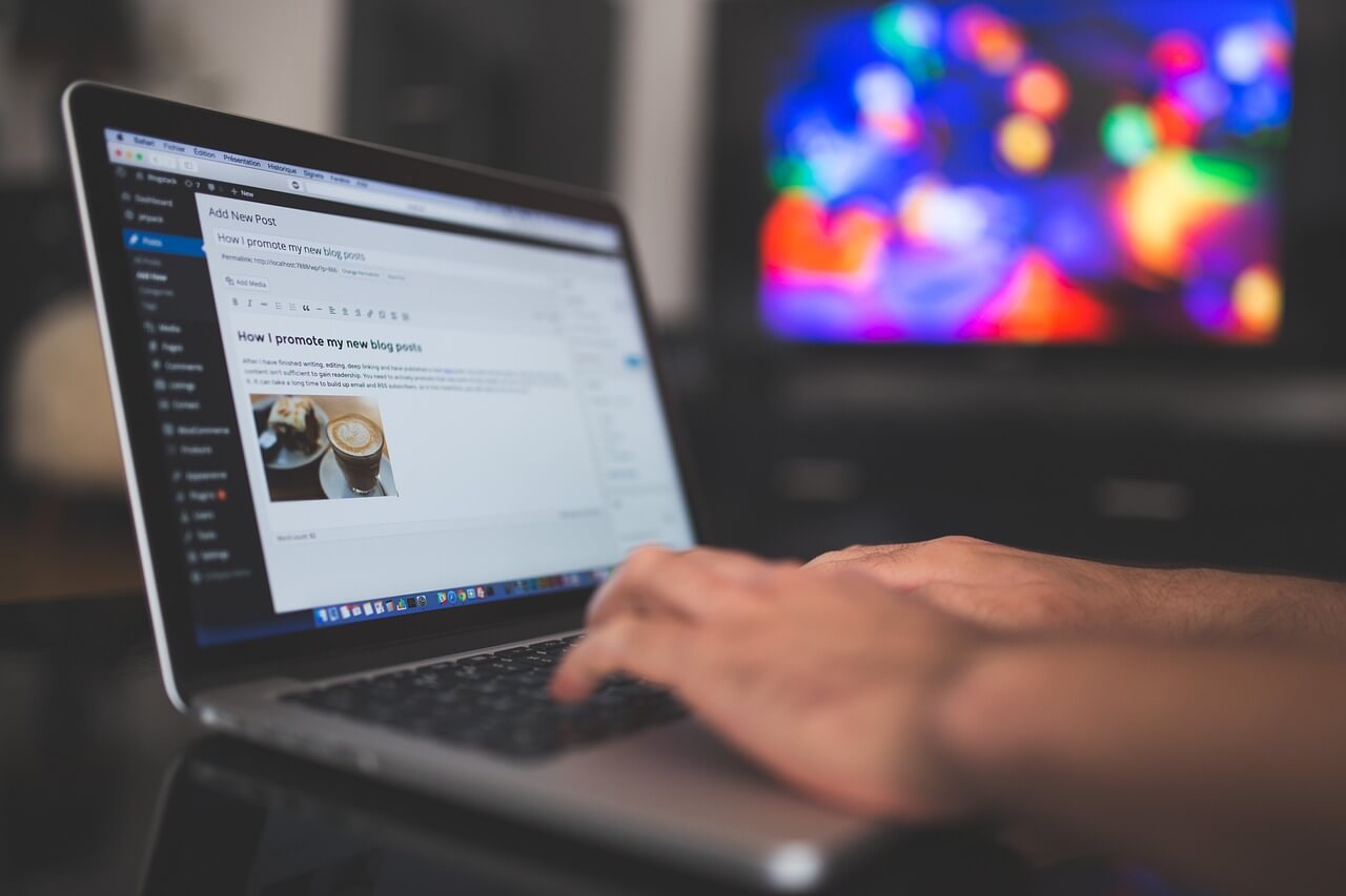 Una persona che sta realizzando un sito web con WordPress