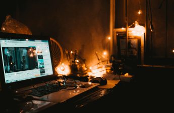 Un tavolo con un computer portatile e alcune luci
